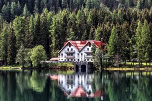 Casas que hacen uso de los recursos naturales.