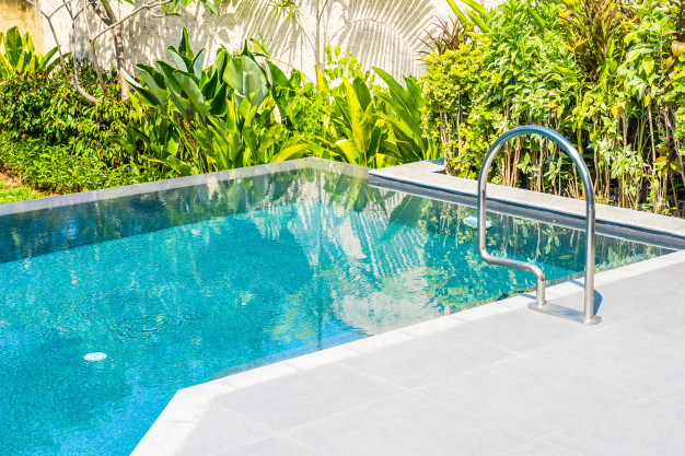 piscina exterior con escalera.